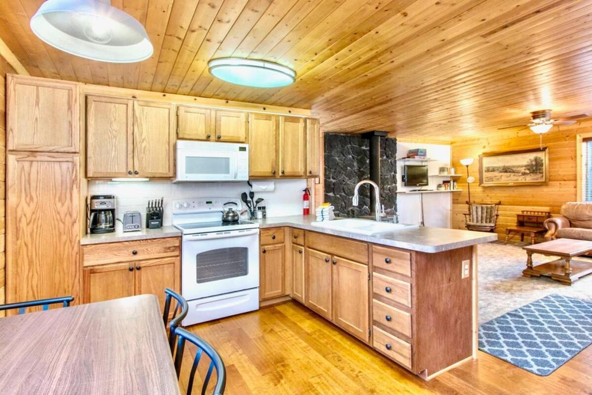 Lovely Log Cabin With Fire Pit! Duck Creek Village Exterior foto